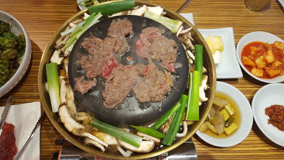 Eat Like a Local: Hanu Bulgogi with Hot Soup at The Mat in Daeyeon-dong