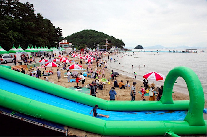 Korea Destinations: Gwangam Beach in Changwon Adds a Family Play Facility