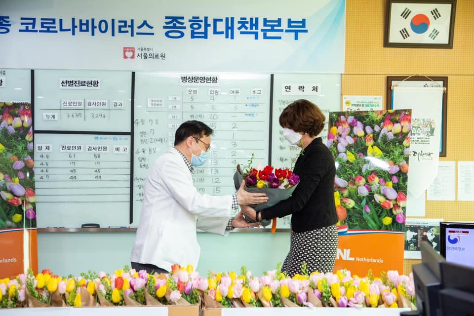 Embassy of the Netherlands Delivers Tulips to Medical Staff